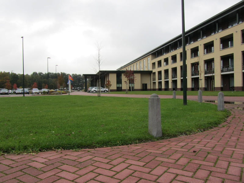 8-hoekige sierpaal hg 110 cm antraciet in situatie