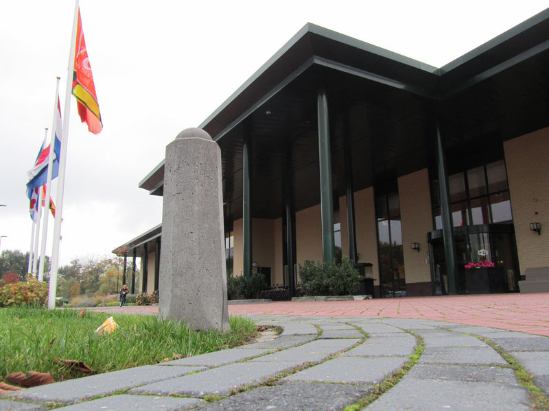 8-hoekige sierpaal hg 110 cm antraciet in situatie bij vlaggen